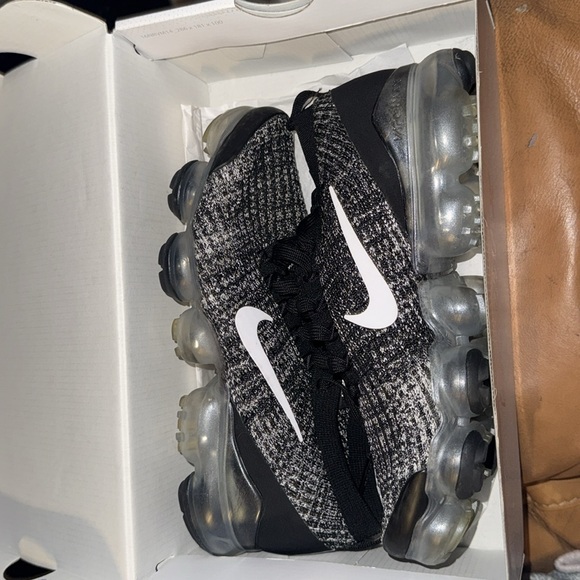 Vapormax shoes woman sizes 7.5 - Picture 2 of 4